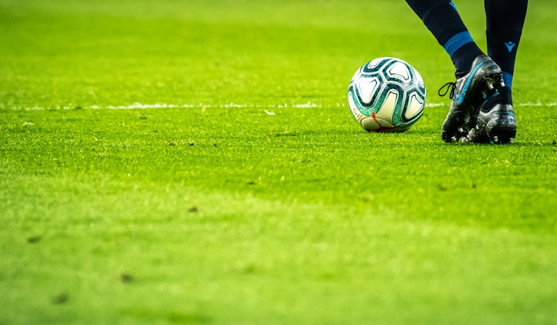 الدوري السعودي للمحترفين: تنافس شرس بين الهلال والنصر والاتحاد والأهلي في صراع صدارة الترتيب